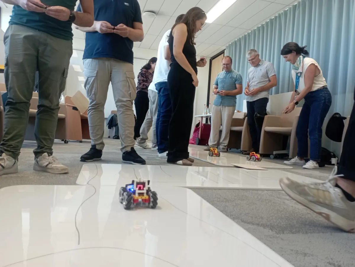 Participant·es de SNCF Connect & Tech pilotant des voitures télécommandées sur des circuits au sol