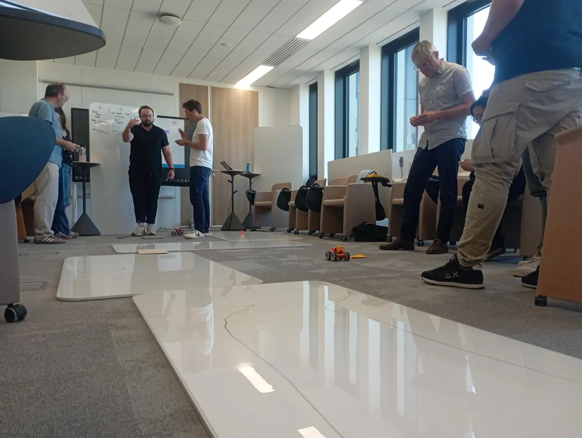 Échange entre participant·es devant un tableau blanc pendant le débriefing