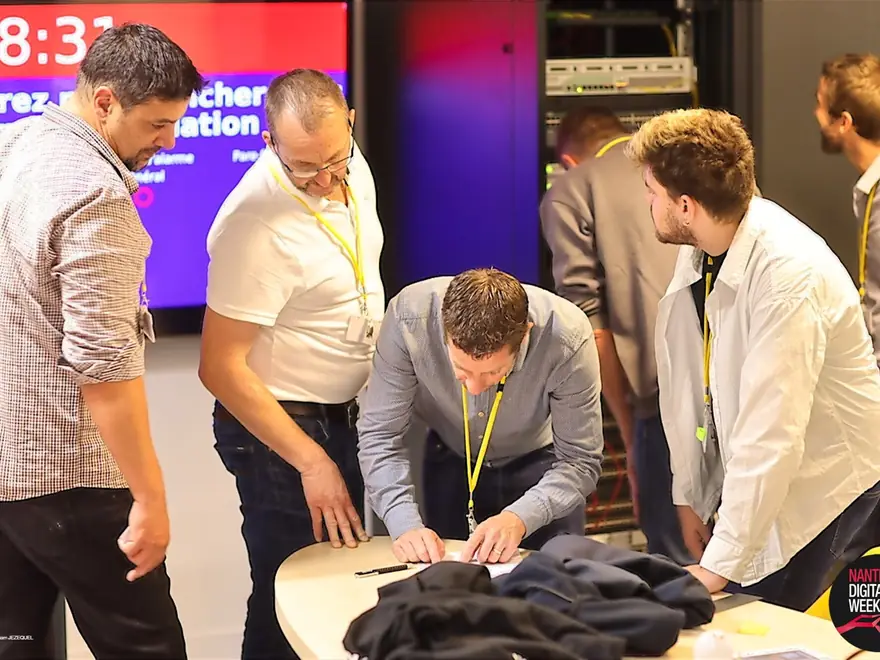 Équipe en pleine réflexion pendant un escape game de cohésion