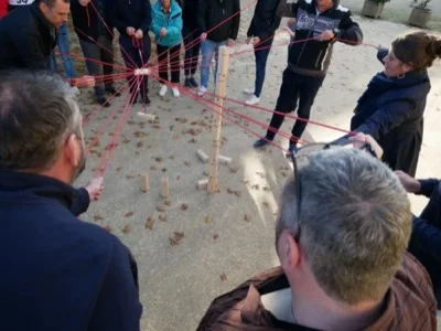 Participants reliés par des fils pendant l'atelier de la tour coopérative