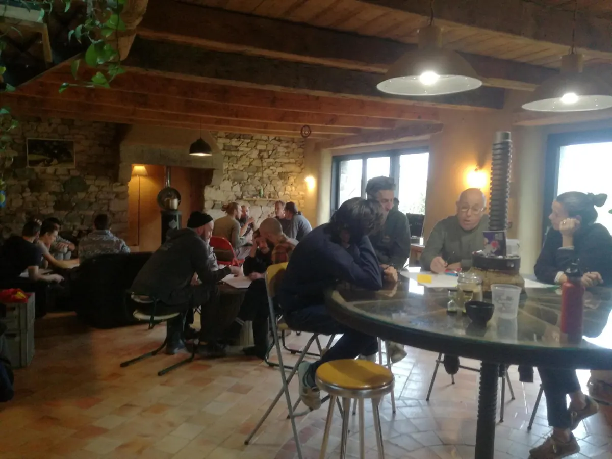 Participant·es en petits groupes pendant une formation à l'intelligence collective